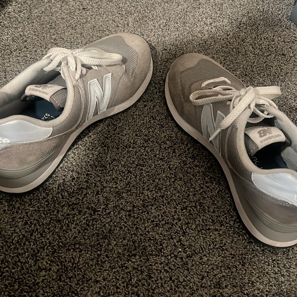 New Balances Men’s size 8 - Picture 2 of 5